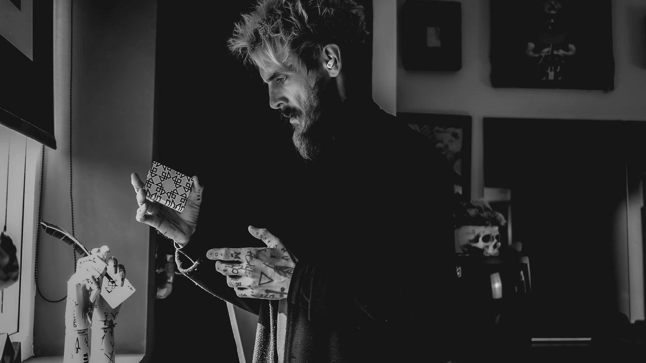 The MAGIC MANIFESTO Book (Plus MASTERS Playing Cards) playing cards — view 55