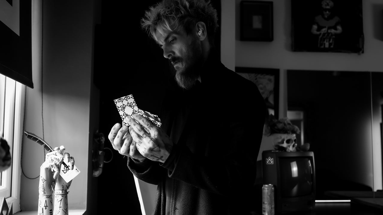 The MAGIC MANIFESTO Book (Plus MASTERS Playing Cards) playing cards — view 60