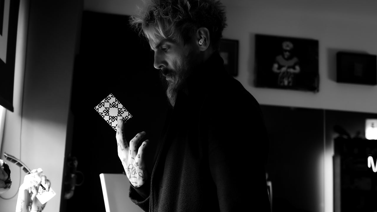 The MAGIC MANIFESTO Book (Plus MASTERS Playing Cards) playing cards — view 63