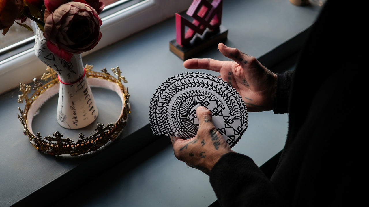 The MAGIC MANIFESTO Book (Plus MASTERS Playing Cards) playing cards — view 71